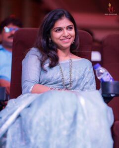 Raveena Ravi Instagram - In love with this saree💙 And Unforgettable day! #lovetoday #lovetoday100days ❤️ @onlynikil PC : @lokesh_photos 🙏🏻😄