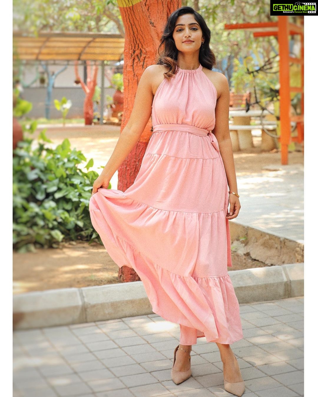 Reba Monica John Instagram - Pastel pink summer loveeee For Samajavaragamana πΈπ Hair @prakash_kasara MU : Me, myself and I. For classes, DM me π #samajavaragamana #summervibes #telugudebut #May18 #pastelaesthetic #telugucinema #moviepromotions #savethedate
