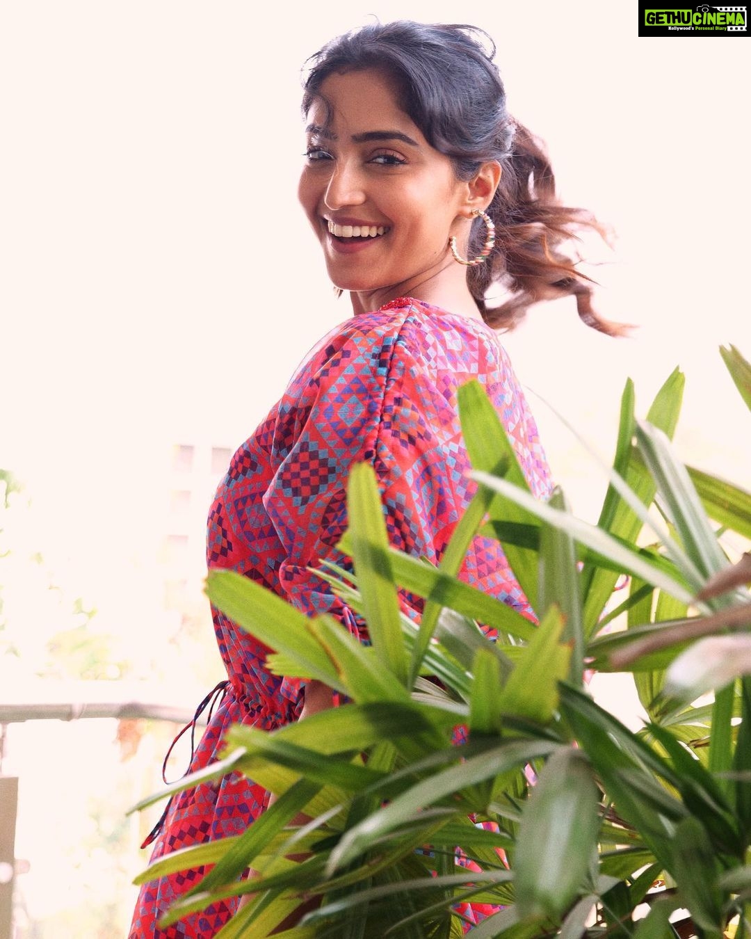 Reba Monica John Instagram - Guys!!! ProMotion madness begins for My debut Telugu movie Samajavaragamana - releasing on the 18th May ( SAVE THE DATE ) ✨ and I’m so nervous yet excited. Here’s me in my happy spaceeee 💕 Wearing this Uber fun and vibrant Kaftan by @zeelsshahofficial 💥 P.C @chandra_perumalla Hair @prakash_kasara #samajavaragamana #telugudebut #summerfilm #May18 #SaveTheDate #moviepromotions Hyderabad
