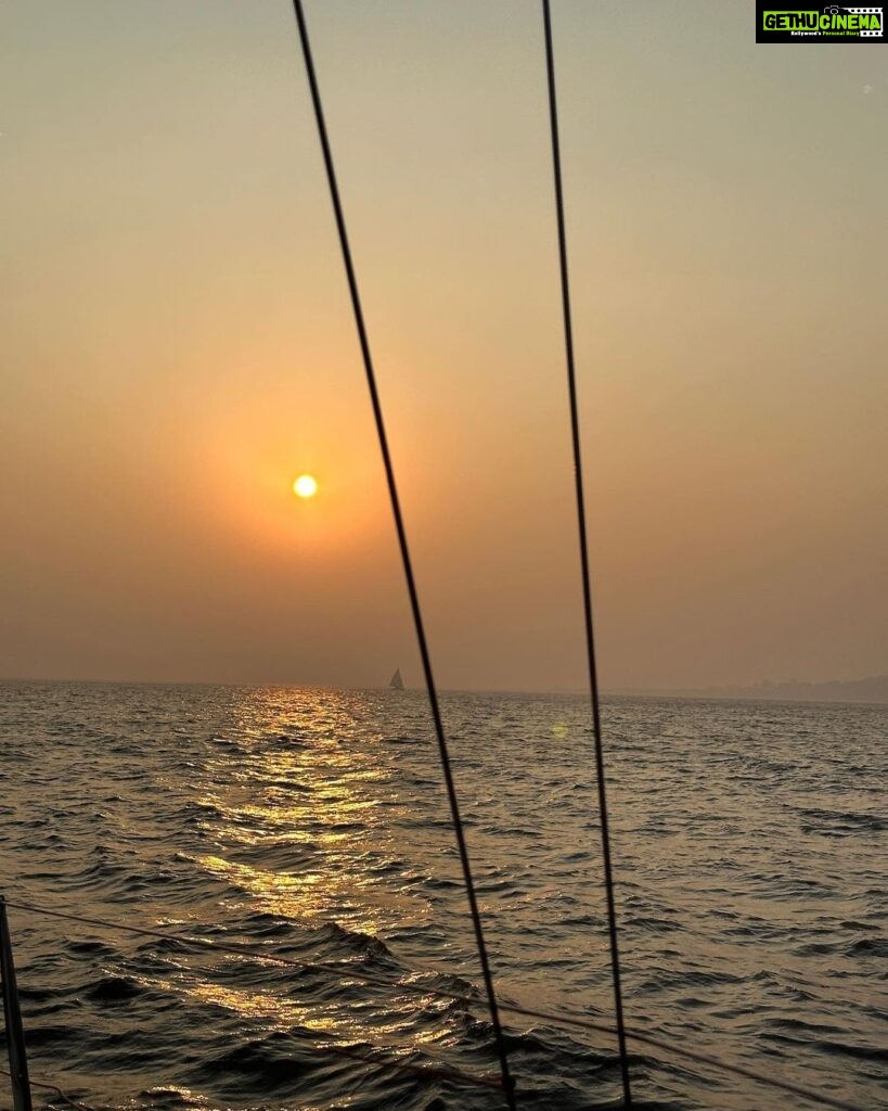 Reba Monica John Instagram - Went sailing for the first time and that too in Aamchi Mumbai, can you imagine ! what a joyous experience✨🤩 P.c @mehalkejriwal5 💥 #sailing #mumbaidiaries #seaandsky #serenity #withthebestgirls