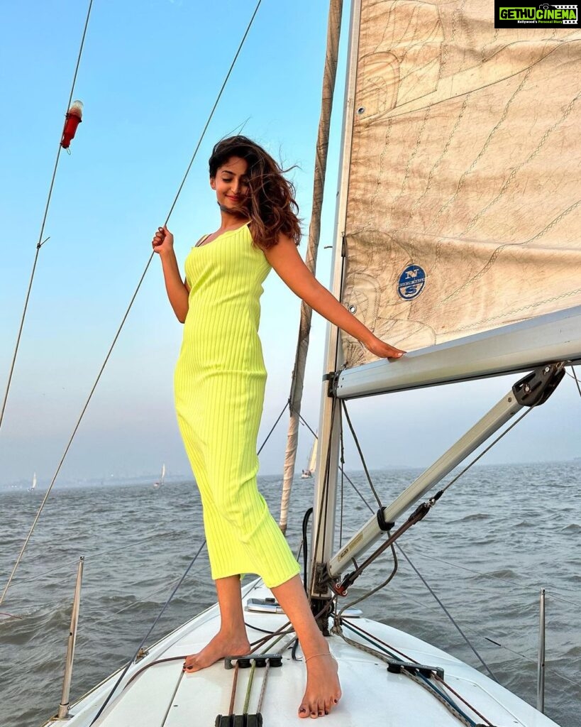 Reba Monica John Instagram - Went sailing for the first time and that too in Aamchi Mumbai, can you imagine ! what a joyous experience✨🤩 P.c @mehalkejriwal5 💥 #sailing #mumbaidiaries #seaandsky #serenity #withthebestgirls