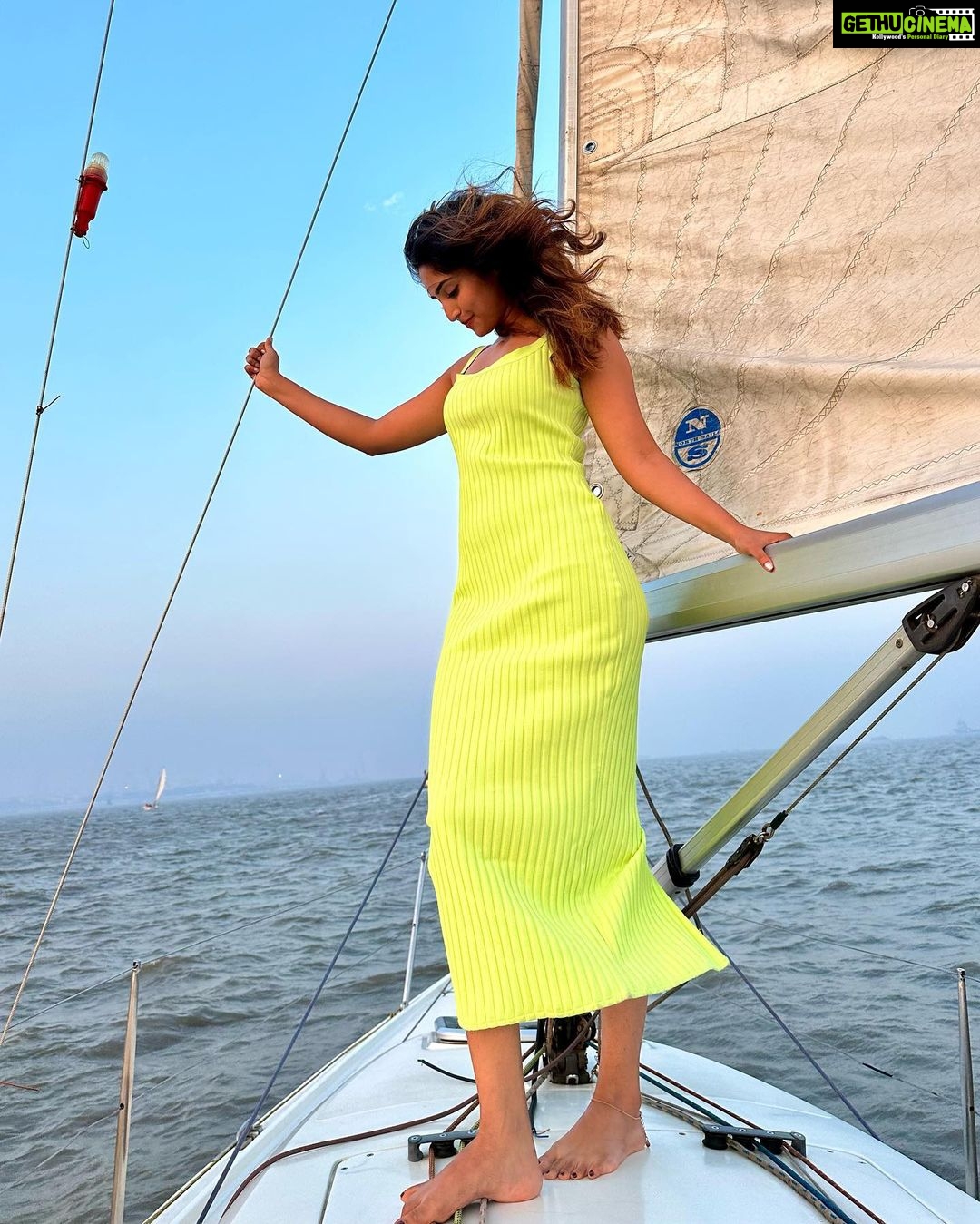 Reba Monica John Instagram - Went sailing for the first time and that too in Aamchi Mumbai, can you imagine ! what a joyous experience✨🤩 P.c @mehalkejriwal5 💥 #sailing #mumbaidiaries #seaandsky #serenity #withthebestgirls