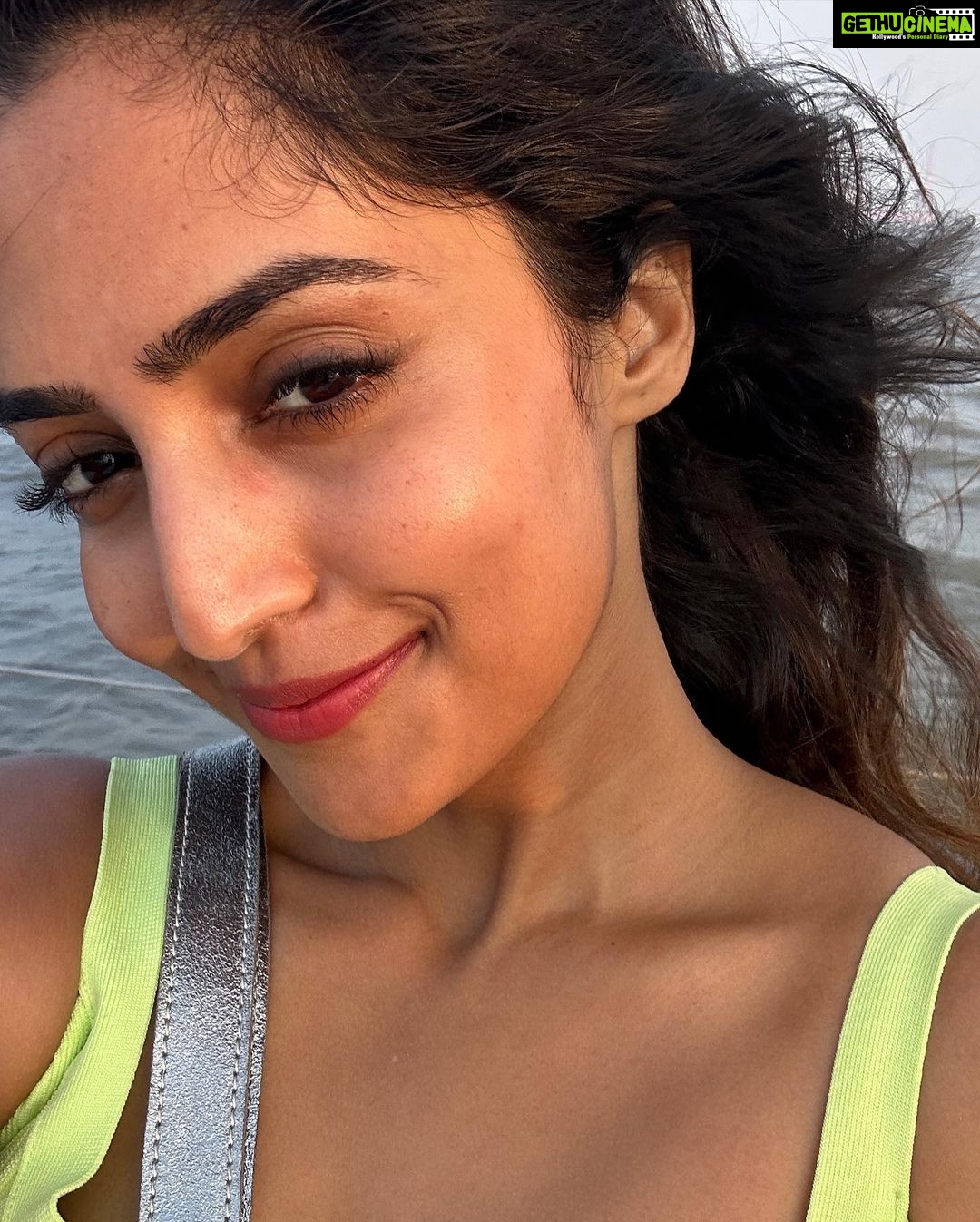 Reba Monica John Instagram - Went sailing for the first time and that too in Aamchi Mumbai, can you imagine ! what a joyous experience✨🤩 P.c @mehalkejriwal5 💥 #sailing #mumbaidiaries #seaandsky #serenity #withthebestgirls