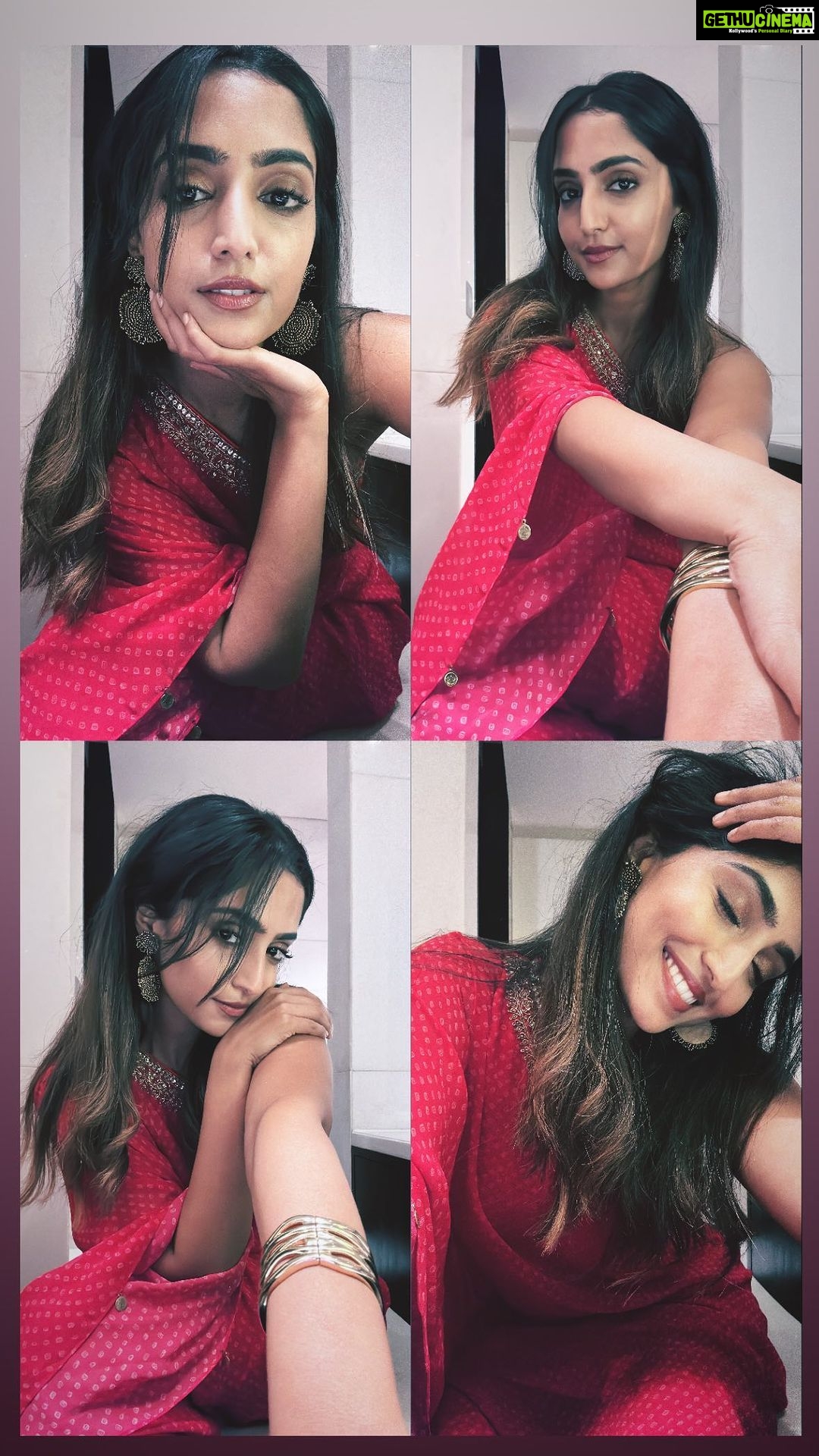 Reba Monica John Instagram - Playing dress up has to be one of the best parts of film promotions 🤩 flaunting this stunning, breezy yet classy set from @smriti.studio 💥 Hair @ravi_pasupuleti Make up/styling - yours truly ✨ #reelitfeelit #ethnicwear #teluguactress #telugucinema #joyinthejourney
