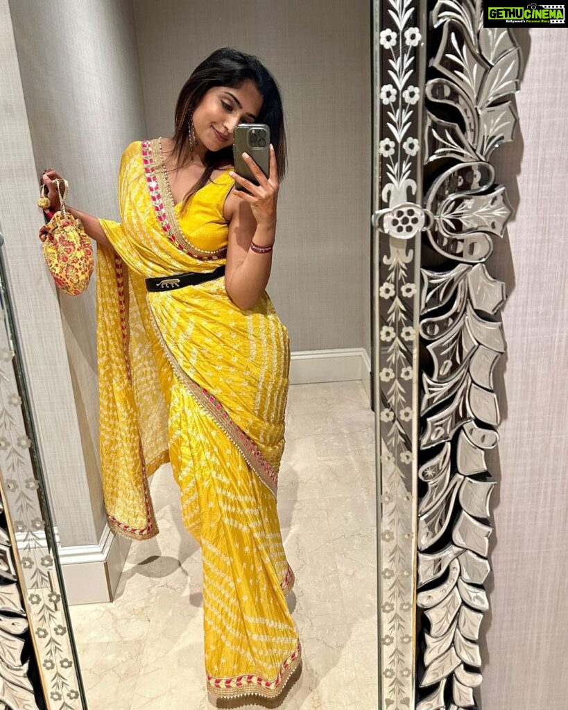 Reba Monica John Instagram - When you drape a saree yourself, you can’t help but feel proud. Won’t you agree? Achievement unlocked 🥹 ✨ #dostkishaadi #sangeetnight #readytorockandroll #whatafunnight