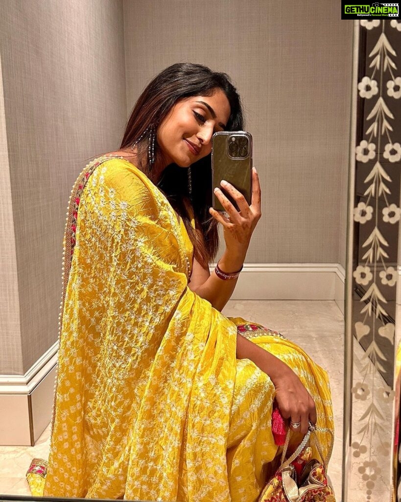 Reba Monica John Instagram - When you drape a saree yourself, you can’t help but feel proud. Won’t you agree? Achievement unlocked 🥹 ✨ #dostkishaadi #sangeetnight #readytorockandroll #whatafunnight