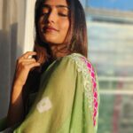 Reba Monica John Instagram - Boys and girls, When you’ve got beautiful warm sunlight, your pictures can never go wrong ✨ P.s also super happy with my minimal make up skills #sunkissedskin #mehendioutfit #dostkishaadi #minimalizm #simplicityisbeauty