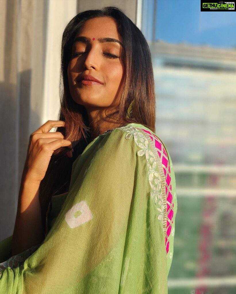 Reba Monica John Instagram - Boys and girls, When you’ve got beautiful warm sunlight, your pictures can never go wrong ✨ P.s also super happy with my minimal make up skills #sunkissedskin #mehendioutfit #dostkishaadi #minimalizm #simplicityisbeauty