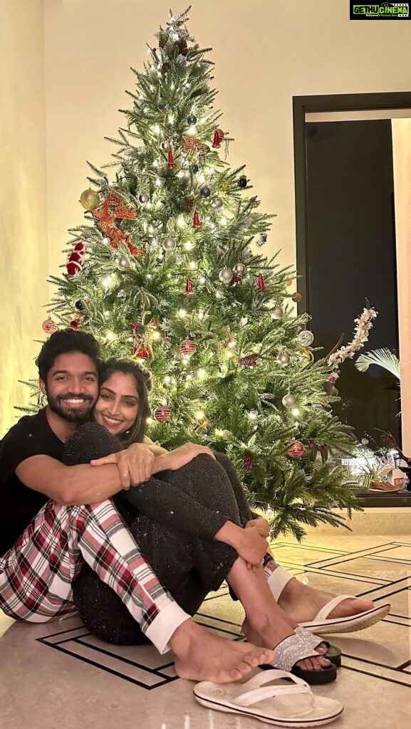 Reba Monica John Instagram - It’s the most wonderful time of the year! ✨merry Christmas from my family to yours ❤️ #christmastime #besttimeoftheyear