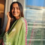 Reba Monica John Instagram - Boys and girls, When you’ve got beautiful warm sunlight, your pictures can never go wrong ✨ P.s also super happy with my minimal make up skills #sunkissedskin #mehendioutfit #dostkishaadi #minimalizm #simplicityisbeauty