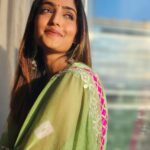 Reba Monica John Instagram - Boys and girls, When you’ve got beautiful warm sunlight, your pictures can never go wrong ✨ P.s also super happy with my minimal make up skills #sunkissedskin #mehendioutfit #dostkishaadi #minimalizm #simplicityisbeauty