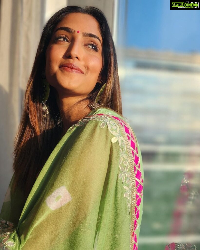 Reba Monica John Instagram - Boys and girls, When you’ve got beautiful warm sunlight, your pictures can never go wrong ✨ P.s also super happy with my minimal make up skills #sunkissedskin #mehendioutfit #dostkishaadi #minimalizm #simplicityisbeauty