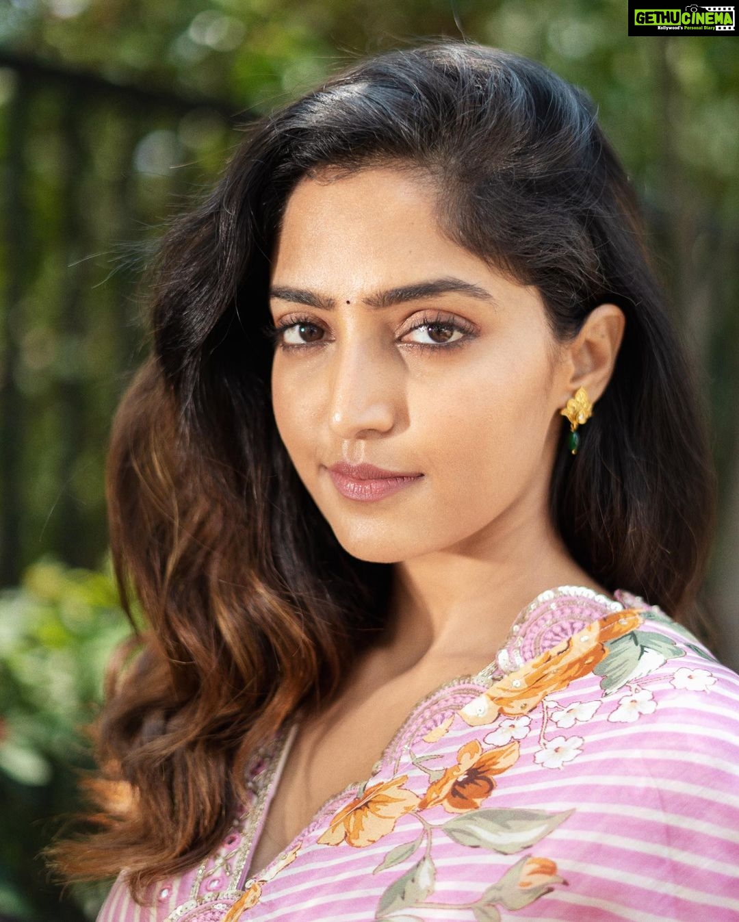 Reba Monica John Instagram - Bloom where you are planted 🌸✨ Wearing @drzya_ridhisuri summery prettiness for SAMAJAVARAGAMANA promotions! Releasing 18th May ✨ Hair @prakash_kasara P.C @shutterbugs.clicks #hyderabad #actorslife #newmovie #indianwear #feelingpretty #summercolors #samajavaragamana #dontmissit