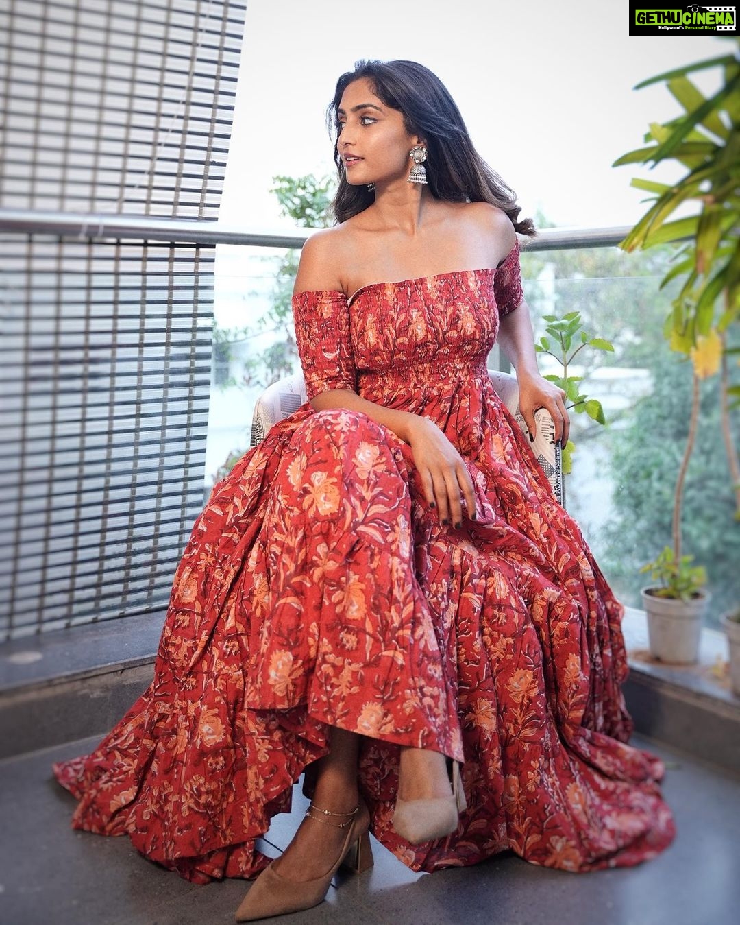 Reba Monica John Instagram - Hawa hawaiiii🌸 Indo western for the win ✨ for Samajavaragamana promotions, againnnn save the date! 18th May it is ❤️ Hair @prakash_kasara Make up- Yours truly 📸 @relivevisuals 💥 #samajavaragamana #telugucinema #debutante #indowestern #incinemassoon