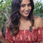 Reba Monica John Instagram - Whatt 🤷🏻‍♀️ This is Amayakam irikincham hero garu @sreevishnu29 🥺 Ayinaa okay! I’ll take up the promotions bhadyatha …💪🏻 Here’s my reel of #WhatToDo 🤟🏻 #Samajavaragamana @nareshvijayakrishna garu let’s join in this! #may18th #whattodo #reelitfeelit #samajavaragamana #letthereelfeverbegin