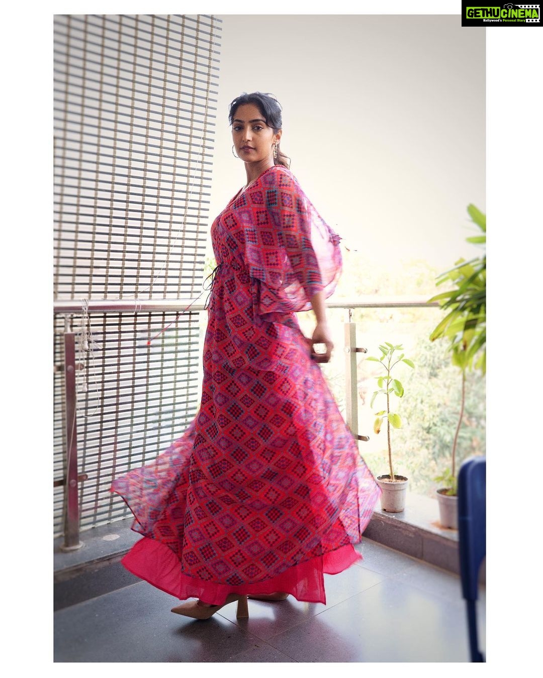 Reba Monica John Instagram - Guys!!! ProMotion madness begins for My debut Telugu movie Samajavaragamana - releasing on the 18th May ( SAVE THE DATE ) ✨ and I’m so nervous yet excited. Here’s me in my happy spaceeee 💕 Wearing this Uber fun and vibrant Kaftan by @zeelsshahofficial 💥 P.C @chandra_perumalla Hair @prakash_kasara #samajavaragamana #telugudebut #summerfilm #May18 #SaveTheDate #moviepromotions Hyderabad