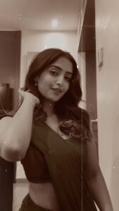 Reba Monica John Instagram - Oh God, I did it tooo! Midnight madness with TUM TUM 😆💥 @zeelsshahofficial your saree Made me do thisss! 💕 #reelitfeelit #reelsindia #tumtum #jumpedonthebandwagon