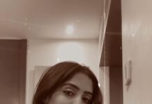 Reba Monica John Instagram - Oh God, I did it tooo! Midnight madness with TUM TUM 😆💥 @zeelsshahofficial your saree Made me do thisss! 💕 #reelitfeelit #reelsindia #tumtum #jumpedonthebandwagon