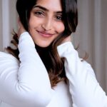Reba Monica John Instagram - Finally, I found out the perfect solution to battle the metals present in water that damage my hair. All water contains certain levels of metal, and this level varies. @lorealpro has a solution to it - The Metal DX range! This range is recommended by Hairdressers to neutralize the metal particles in our hair. It reduces the risk of hair breakage by 87%, making my hair stronger & 2x shinier. It also makes my hair color last longer. I absolutely love using the home care range. Visit the website to know more about the range of products. #Ad #NeutralizeMetal #MetalDXIndia @lorealpro @lorealpro_education_india