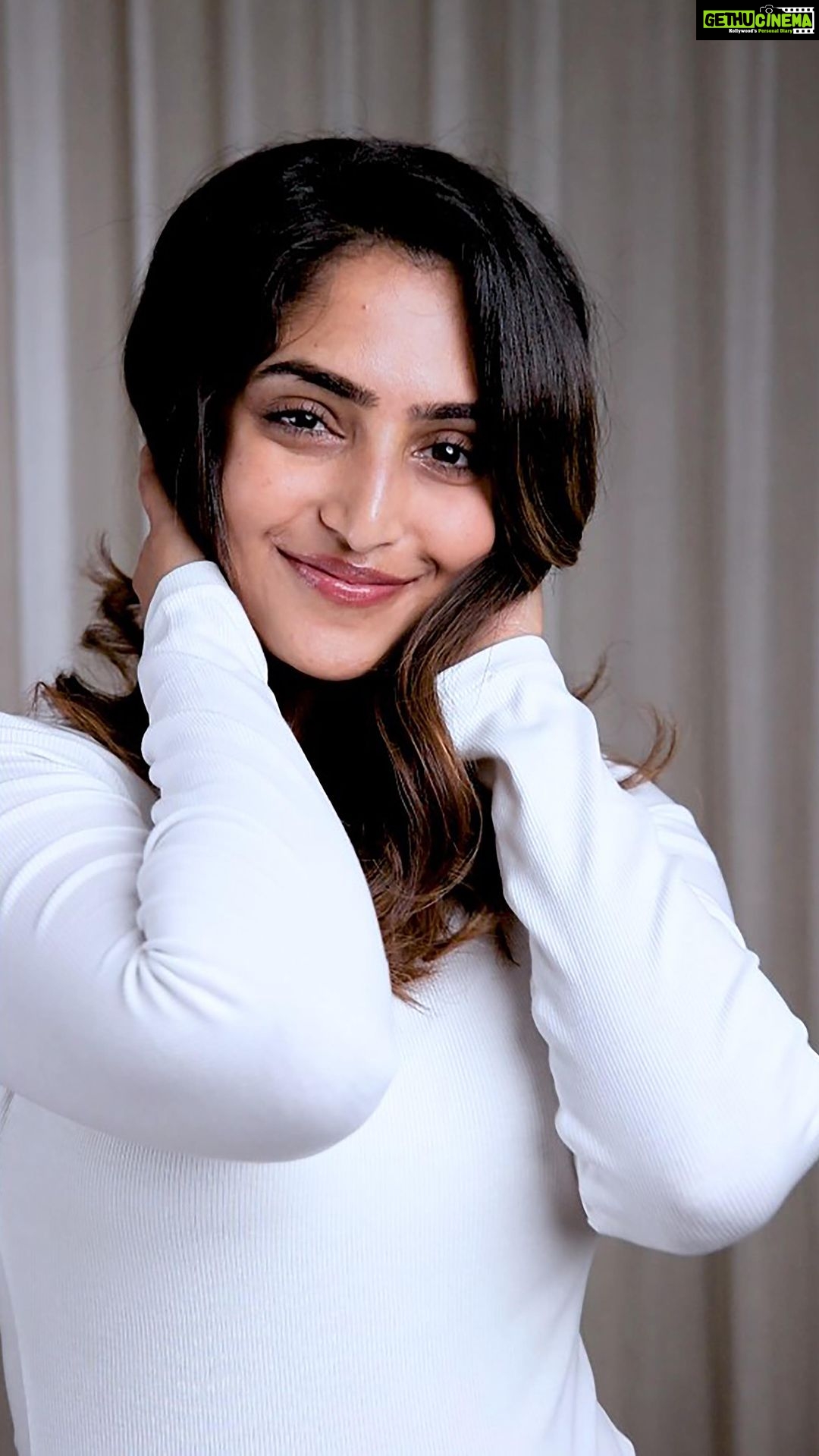 Reba Monica John Instagram - Finally, I found out the perfect solution to battle the metals present in water that damage my hair. All water contains certain levels of metal, and this level varies. @lorealpro has a solution to it - The Metal DX range! This range is recommended by Hairdressers to neutralize the metal particles in our hair. It reduces the risk of hair breakage by 87%, making my hair stronger & 2x shinier. It also makes my hair color last longer. I absolutely love using the home care range. Visit the website to know more about the range of products. #Ad #NeutralizeMetal #MetalDXIndia @lorealpro @lorealpro_education_india