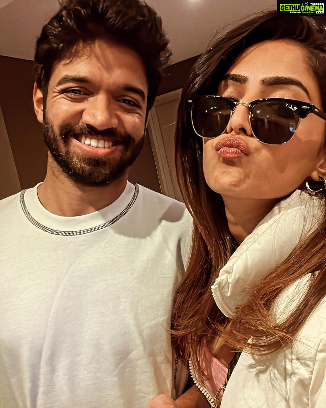 Reba Monica John Instagram - Oh what a NICEeee time in NICE đ In loveee with their breathtaking beaches and pretty streets filled with aesthetic cafĂ©s and stores! I mean, you see the color of the water? Itâs ten times more stunning in real. Truly in awe Canât wait to show you more âš Euro 23 #throughmyeyes #traveldiaries #europe #nice #france