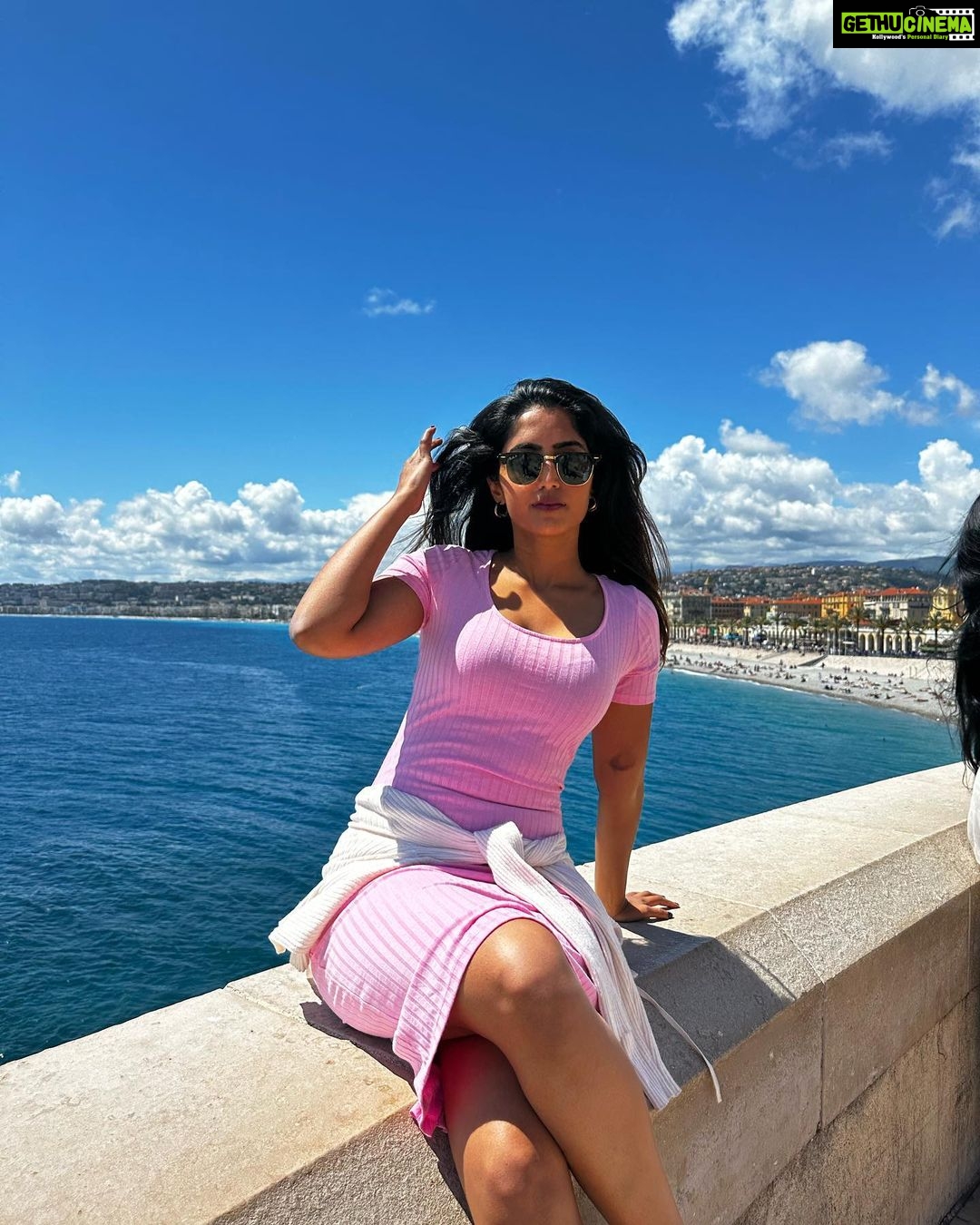 Reba Monica John Instagram - Oh what a NICEeee time in NICE đ In loveee with their breathtaking beaches and pretty streets filled with aesthetic cafĂ©s and stores! I mean, you see the color of the water? Itâs ten times more stunning in real. Truly in awe Canât wait to show you more âš Euro 23 #throughmyeyes #traveldiaries #europe #nice #france