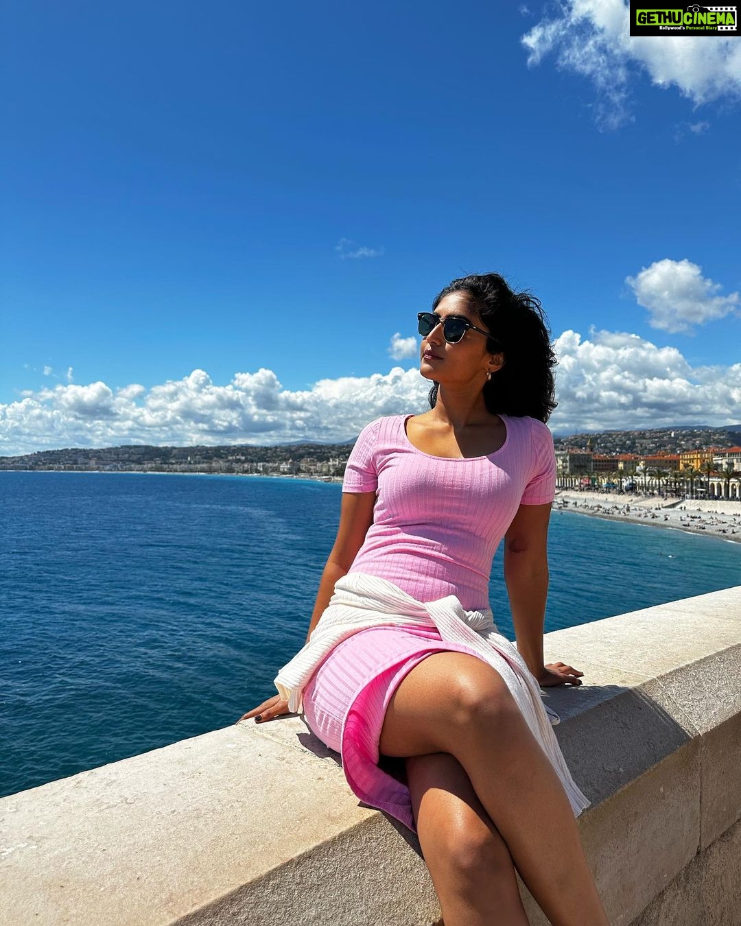 Reba Monica John Instagram - Oh what a NICEeee time in NICE đ In loveee with their breathtaking beaches and pretty streets filled with aesthetic cafĂ©s and stores! I mean, you see the color of the water? Itâs ten times more stunning in real. Truly in awe Canât wait to show you more âš Euro 23 #throughmyeyes #traveldiaries #europe #nice #france
