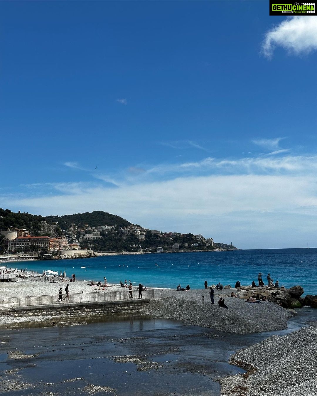 Reba Monica John Instagram - Oh what a NICEeee time in NICE đ In loveee with their breathtaking beaches and pretty streets filled with aesthetic cafĂ©s and stores! I mean, you see the color of the water? Itâs ten times more stunning in real. Truly in awe Canât wait to show you more âš Euro 23 #throughmyeyes #traveldiaries #europe #nice #france