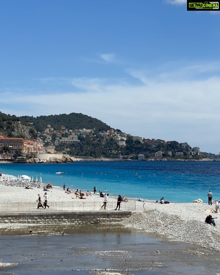 Reba Monica John Instagram - Oh what a NICEeee time in NICE đ In loveee with their breathtaking beaches and pretty streets filled with aesthetic cafĂ©s and stores! I mean, you see the color of the water? Itâs ten times more stunning in real. Truly in awe Canât wait to show you more âš Euro 23 #throughmyeyes #traveldiaries #europe #nice #france