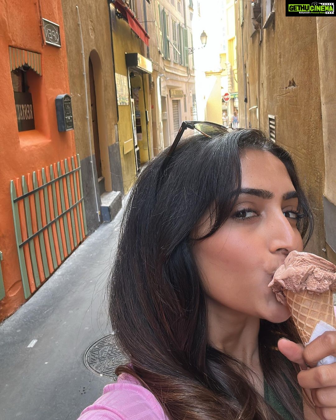 Reba Monica John Instagram - Oh what a NICEeee time in NICE đ In loveee with their breathtaking beaches and pretty streets filled with aesthetic cafĂ©s and stores! I mean, you see the color of the water? Itâs ten times more stunning in real. Truly in awe Canât wait to show you more âš Euro 23 #throughmyeyes #traveldiaries #europe #nice #france