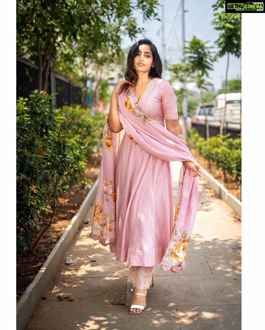 Reba Monica John Instagram - Bloom where you are planted 🌸✨ Wearing @drzya_ridhisuri summery prettiness for SAMAJAVARAGAMANA promotions! Releasing 18th May ✨ Hair @prakash_kasara P.C @shutterbugs.clicks #hyderabad #actorslife #newmovie #indianwear #feelingpretty #summercolors #samajavaragamana #dontmissit