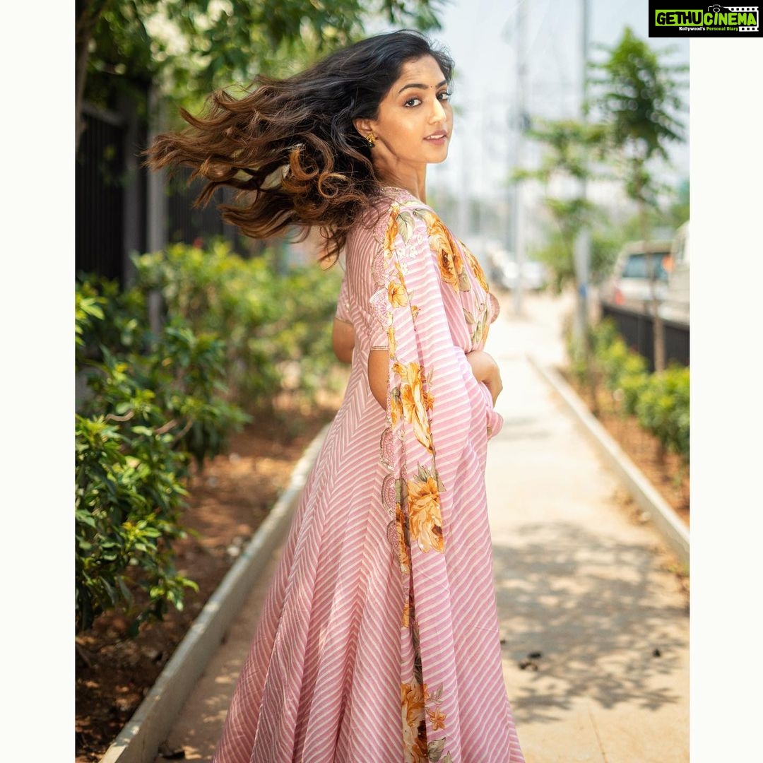 Reba Monica John Instagram - Bloom where you are planted 🌸✨ Wearing @drzya_ridhisuri summery prettiness for SAMAJAVARAGAMANA promotions! Releasing 18th May ✨ Hair @prakash_kasara P.C @shutterbugs.clicks #hyderabad #actorslife #newmovie #indianwear #feelingpretty #summercolors #samajavaragamana #dontmissit