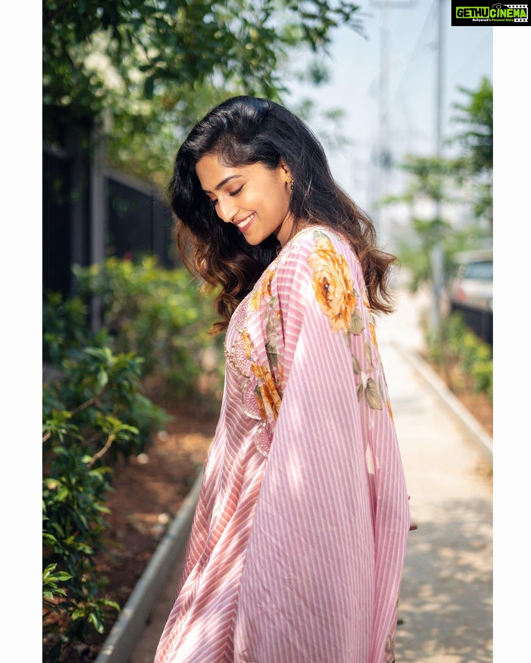 Reba Monica John Instagram - Bloom where you are planted 🌸✨ Wearing @drzya_ridhisuri summery prettiness for SAMAJAVARAGAMANA promotions! Releasing 18th May ✨ Hair @prakash_kasara P.C @shutterbugs.clicks #hyderabad #actorslife #newmovie #indianwear #feelingpretty #summercolors #samajavaragamana #dontmissit