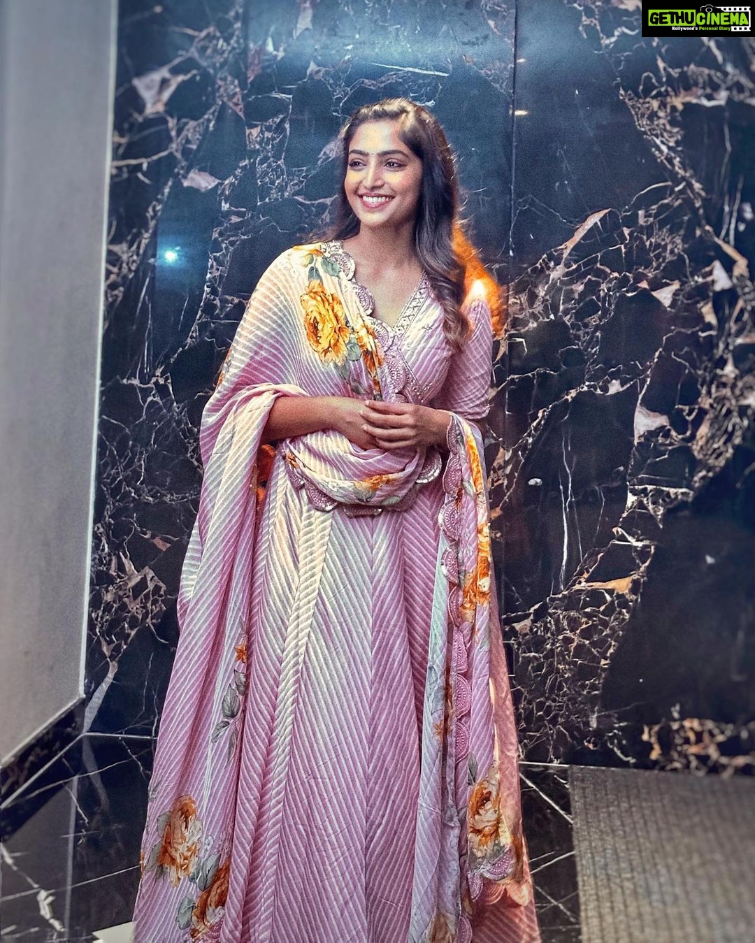 Reba Monica John Instagram - All smiles at our teaser release event! So overwhelmed and elated to receive such amazing response. Cannot wait to see how much you like our movie. Samajavaragamana in theatres May 18th onwards ✨ Hair @prakash_kasara Wearing @drzya_ridhisuri 🌸 #telugudebut #samajavaragamana #releasingsoon #hyderabad #teaserlaunch #grateful