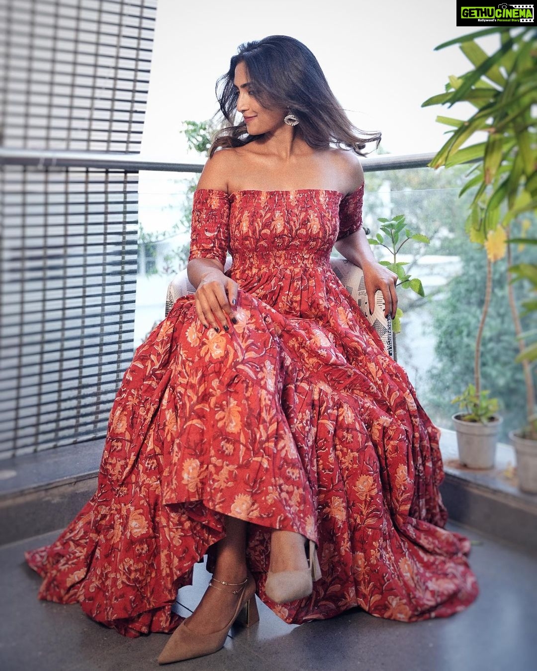 Reba Monica John Instagram - Hawa hawaiiii🌸 Indo western for the win ✨ for Samajavaragamana promotions, againnnn save the date! 18th May it is ❤️ Hair @prakash_kasara Make up- Yours truly 📸 @relivevisuals 💥 #samajavaragamana #telugucinema #debutante #indowestern #incinemassoon