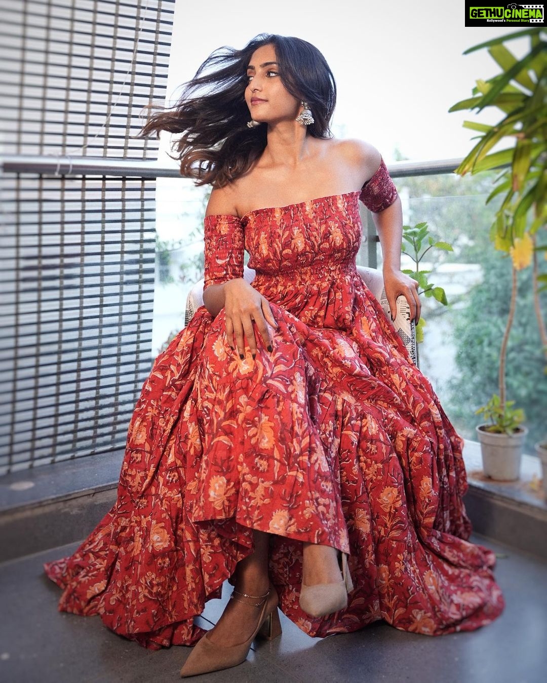Reba Monica John Instagram - Hawa hawaiiii🌸 Indo western for the win ✨ for Samajavaragamana promotions, againnnn save the date! 18th May it is ❤️ Hair @prakash_kasara Make up- Yours truly 📸 @relivevisuals 💥 #samajavaragamana #telugucinema #debutante #indowestern #incinemassoon
