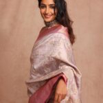Reba Monica John Instagram - For the launch of @theantoraofficial wearing their creation ✨what a beautiful store and even more stunning pieces! Jewellery: @mangatrai36jubileehills Pic: @pranav.foto Styled by @officialanahita Hair: @prakash_kasara MakeUp: me, myself, I ✨ #traditionalwear #sareelove #banarasisaree #loveforindiantextiles #feelingpretty #hyderabaddiaries