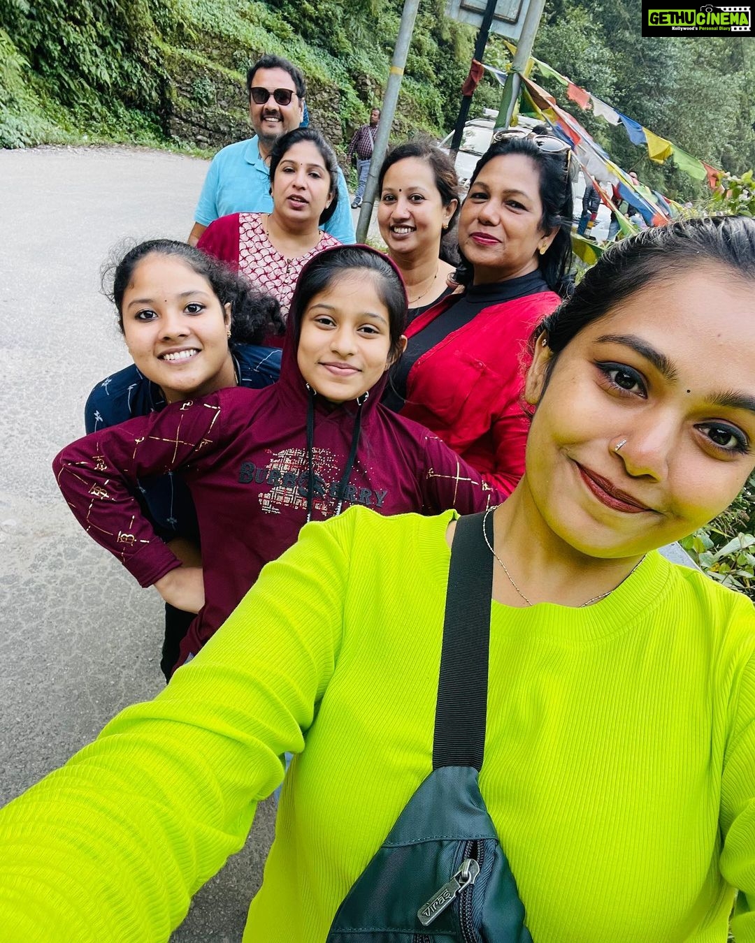 Rebecca Santhosh Instagram - Green dump 💚 . . Other side : @sreejithvijayanofficial . . #sikkimdiaries