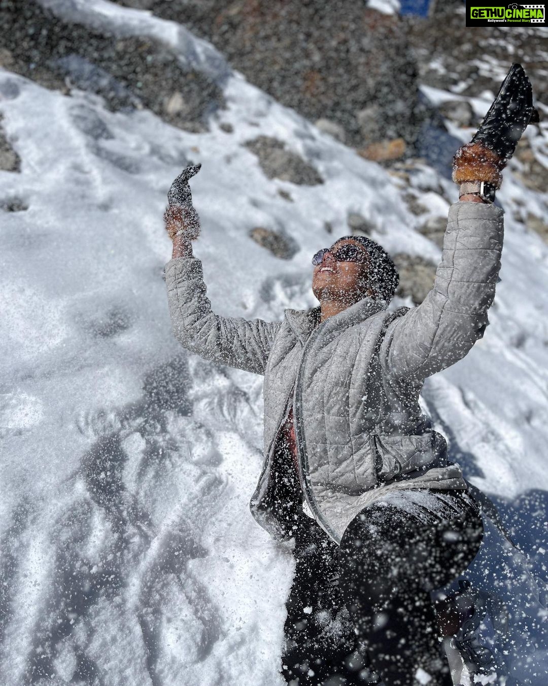 Rebecca Santhosh Instagram - Sikkim days ❤️ . . @sreejithvijayanofficial @sanjana.shailendra @4846_santhosh Kala Patthar, Thangu Sikkim