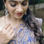 Rebecca Santhosh Instagram – Let’s give a new face to setmundu ✨
.
#ajrakhdupatta 
.
Dm for more details 
.

Price: 1500+ Shipping
.
This item includes a blouse piece (unstitched) . The blouses can be stitched if needed with an additional cost of stitching. We’ll be providing a standard size chart.
Estimated delivery time: One week