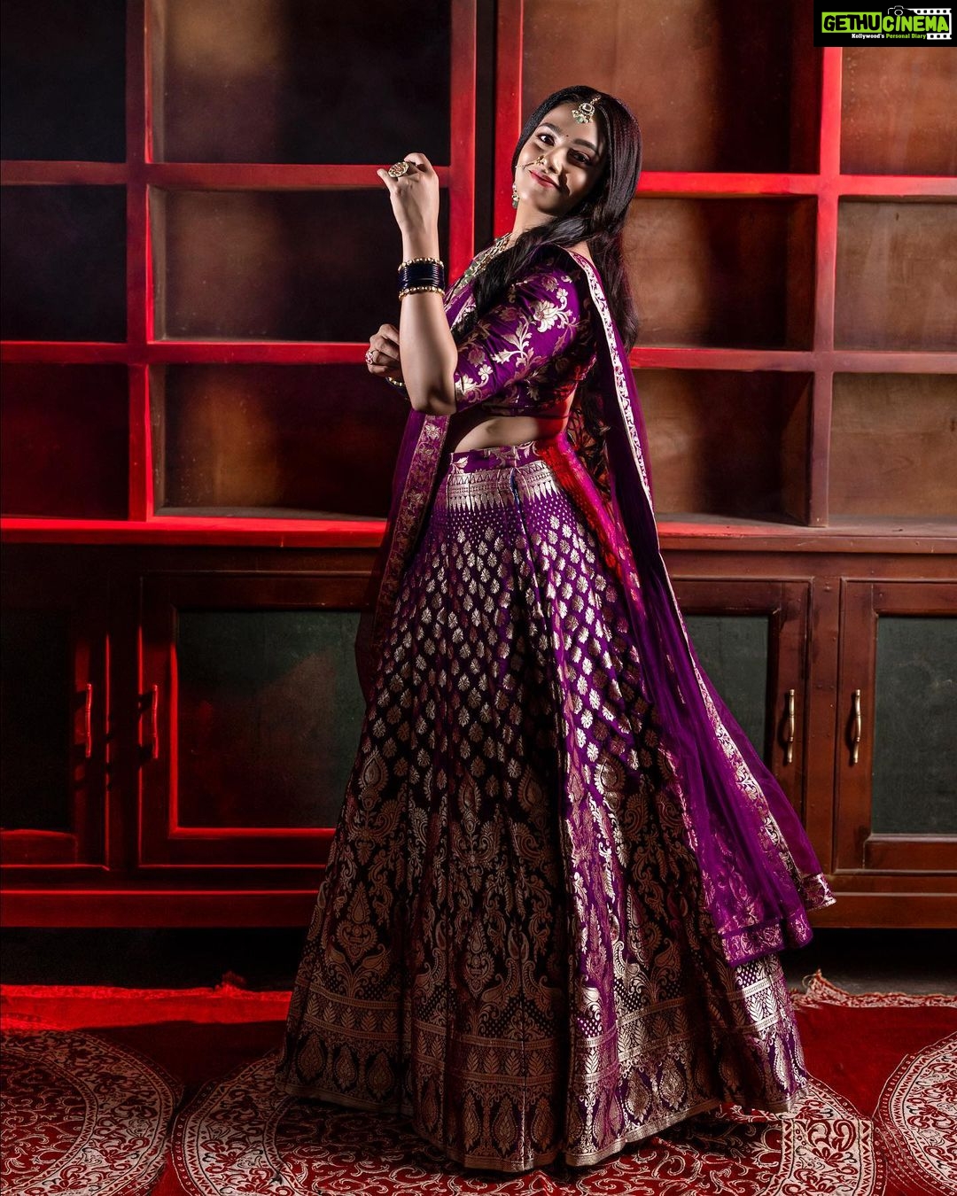 Rebecca Santhosh Instagram - A wedding dress is both an intimate and personal for a woman- it must reflect the personality and style of the bride . ✨ . . . Pure Banarasi lehanga. Dm @chamak_by_becca for more details . . . MUH :@blushingtone_by_veenavineeth Orenaments: @suhana_art_and_jewels Vc & pc : @jithuthampifm @travancoreads