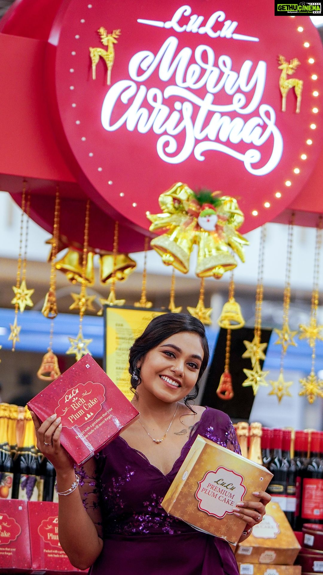 Rebecca Santhosh Instagram - Christmas is here and it’s the best time of the year. Lulu Mall is all set to welcome you this year⭐. Lulu Hypermarket is here with the season’s best offers. Not just that, shop the latest trends in fashion for Christmas and upgrade your gadgets at the best possible price drops at our stores. Do visit Santa’s favourite destination, the Santa Street🎅. Enjoy Christmas special treats from the stalls and a fantastic shopping experience at Lulu Mall, Kochi . @lulu_mall @luluconnectindia @lulufashionindia Kochi, India