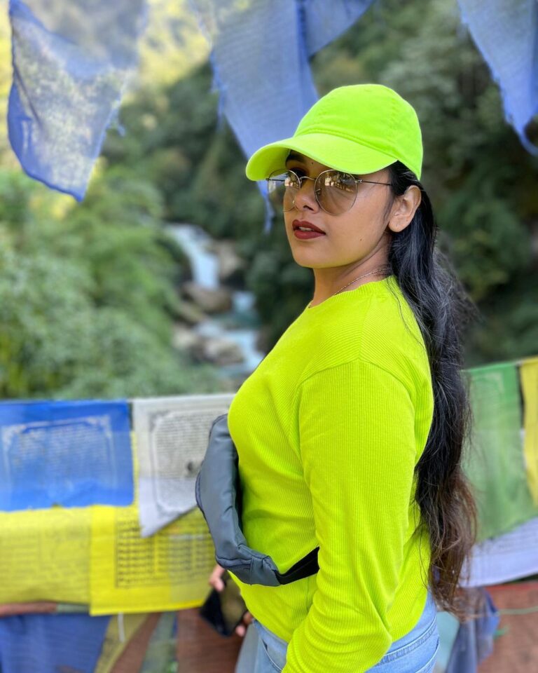 Rebecca Santhosh Instagram - Green dump 💚 . . Other side : @sreejithvijayanofficial . . #sikkimdiaries
