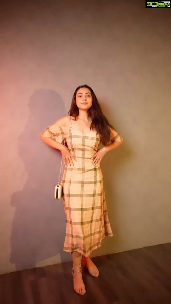 Reem Shaikh Instagram - Make a statement this summer with beautiful dresses that are perfect for any occasion. Browse the wide range of summer styles on Amazon India and stay on-trend. To get my look, search for below codes on Amazon: VERO MODA Knee-Length Dress - B07VFTR1Y8 Lavie Oval Frame Clutch - B094J4MJBQ #HarPalFashionable #AmazonIndia #AmazonFashion