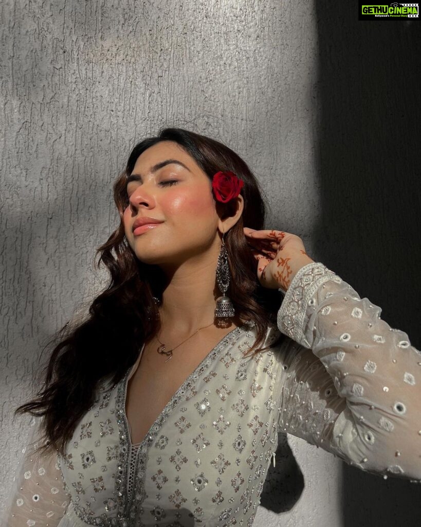 Reem Shaikh Instagram - Your skin smells like light, I think you are the moon. 🌙