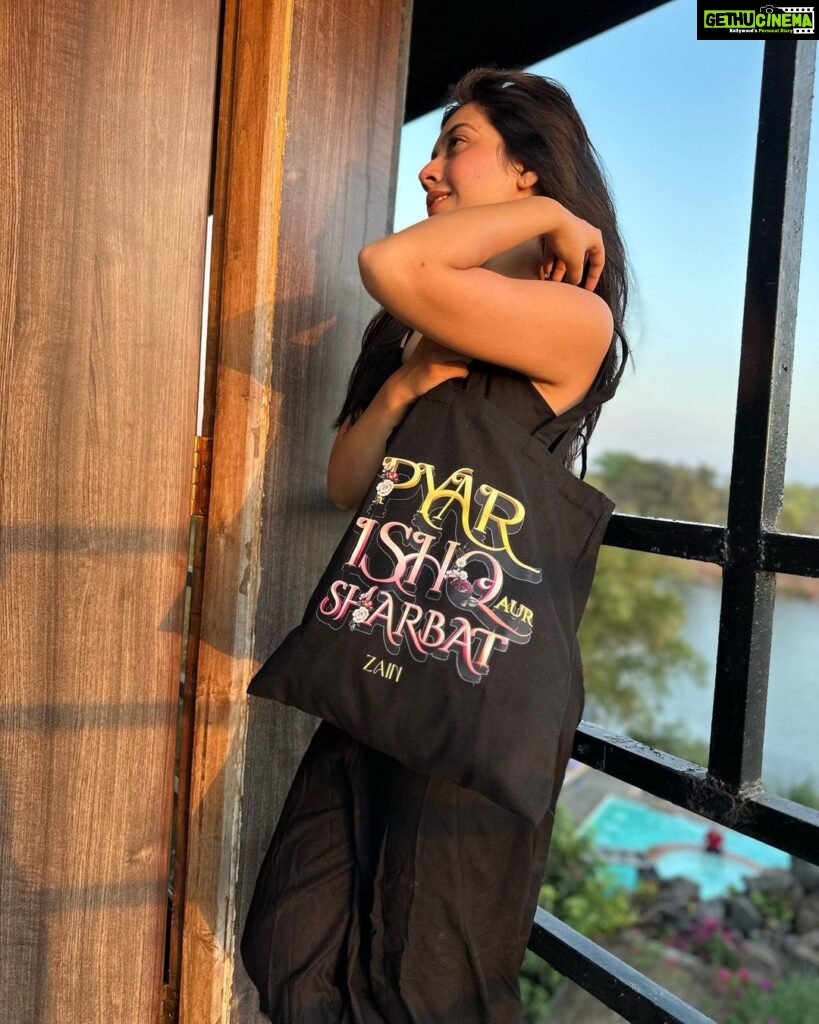 Reem Shaikh Instagram - "Say goodbye to plastic bags and hello to sustainable style with our reusable cloth tote bag! 🌍👜 @reem_sameer8 promoting sustainability with the ZA tote bag. "Made from 100% organic cotton, our tote bag is not only good for the environment, but also for your style! Use it for groceries, shopping, or just as a cute accessory. 😍 #sustainablefashion #reuse #reducewaste"🌍👜 #sustainability #ecofriendly #totebag" SHOP NOW : @za.byzain