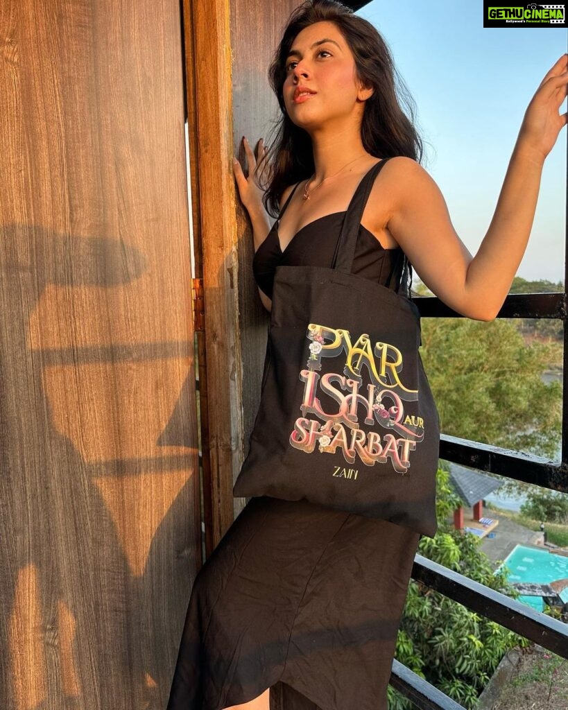 Reem Shaikh Instagram - "Say goodbye to plastic bags and hello to sustainable style with our reusable cloth tote bag! 🌍👜 @reem_sameer8 promoting sustainability with the ZA tote bag. "Made from 100% organic cotton, our tote bag is not only good for the environment, but also for your style! Use it for groceries, shopping, or just as a cute accessory. 😍 #sustainablefashion #reuse #reducewaste"🌍👜 #sustainability #ecofriendly #totebag" SHOP NOW : @za.byzain