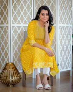 Reenu Mathews Instagram - Yellow Yellow 💛 Summer is here... 
Thank you @zaibee__  for this lovely salwar 🤗
@vibethinks
.
.
#summeroutfits 
#comfyoutfit 
#yellowlove 
#reenumathews