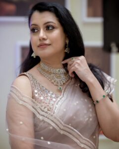 Reenu Mathews Instagram - You never really know a Woman until you have seen her Jewelry 😊👸

@vibethinks
@zoharashereenmakeup_academy
.
.
#jewelleryshoot 
#tanishquae 
#classicjewelry 
#lifestyleblogdubai