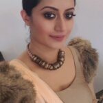 Reenu Mathews Instagram - Bold & Classy 🧿❤️ Which look did you like - bold eye makeup or the Classic? Do let me know. MUA : @renjurenjimar #makeupreels #trendingreels #reelswithreenu #furryblouse #sixyardsofelegance